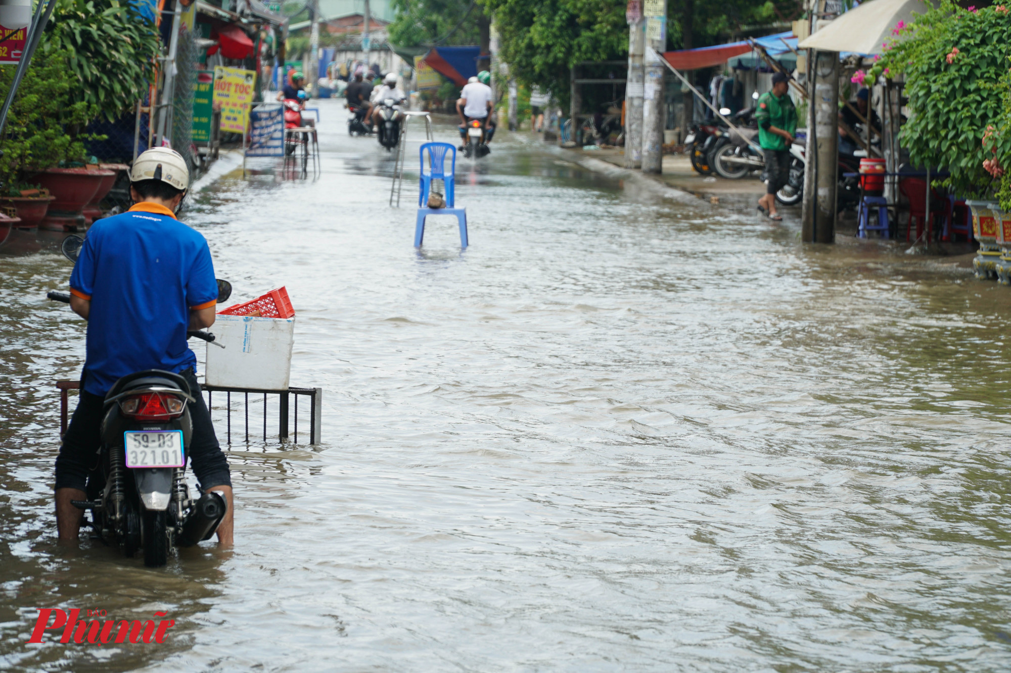 Nhiều điểm ngập sâu, người dân phải dùng vật cản để cảnh báo