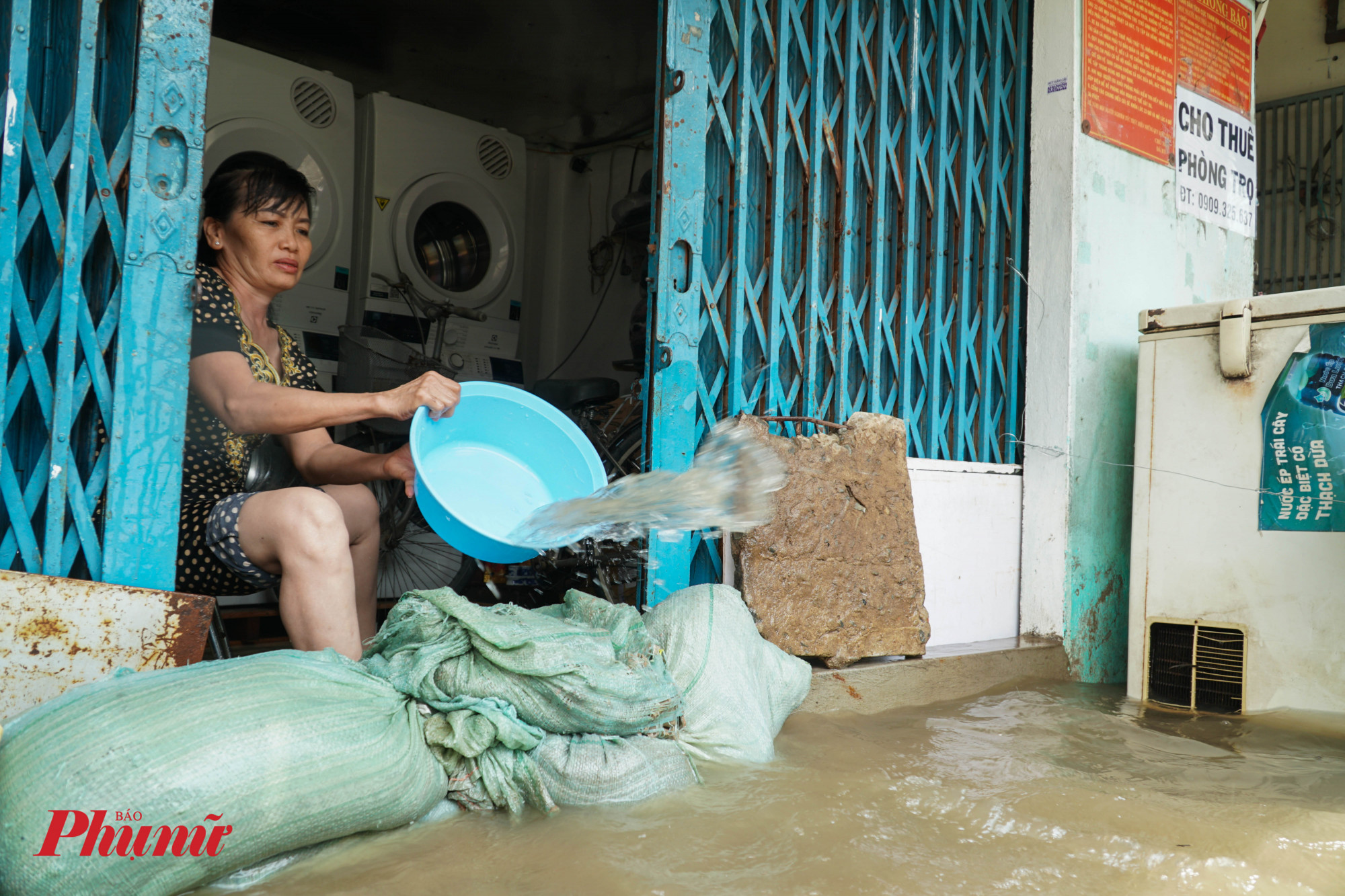 Mọi việc kinh doanh của chị Thư đều phải dừng lại vị nước ngập vào tận trong nhà