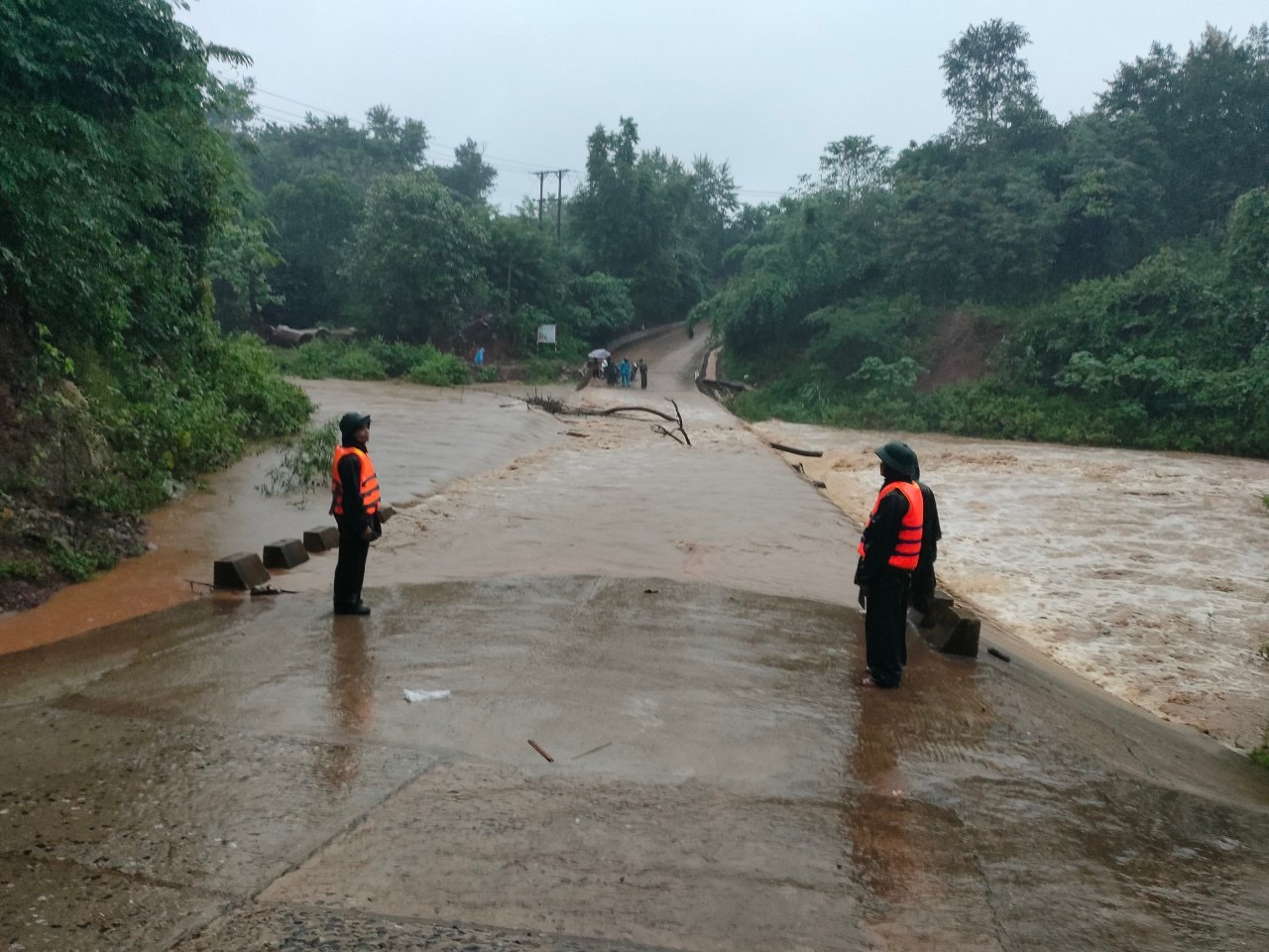 Bộ đội Biên phòng tỉnh Quảng Trị triển khai lực lượng chốt chặn ở các ngầm trần nguy hiểm