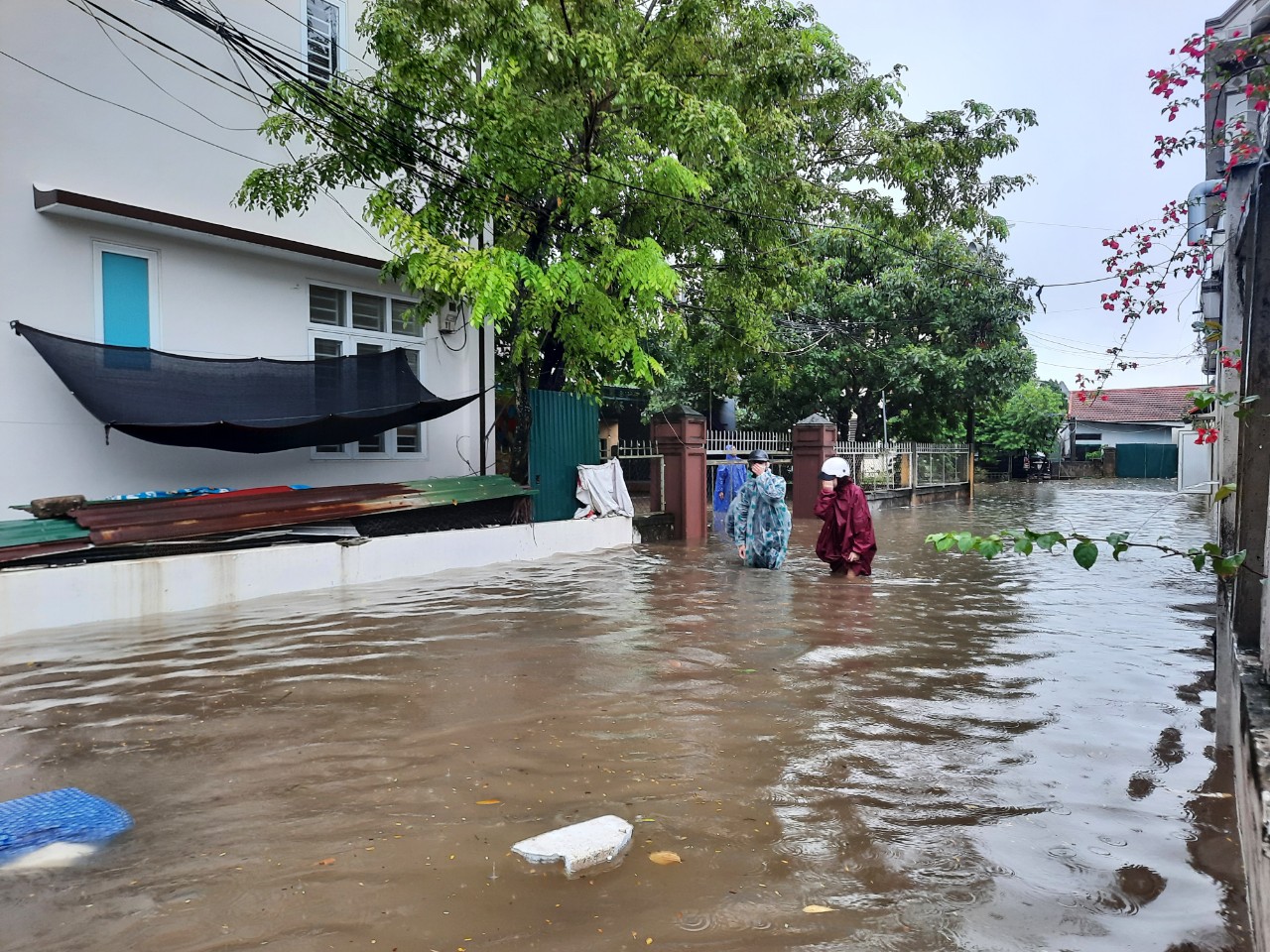 Người dân TP Đông Hà đi lại khó khăn