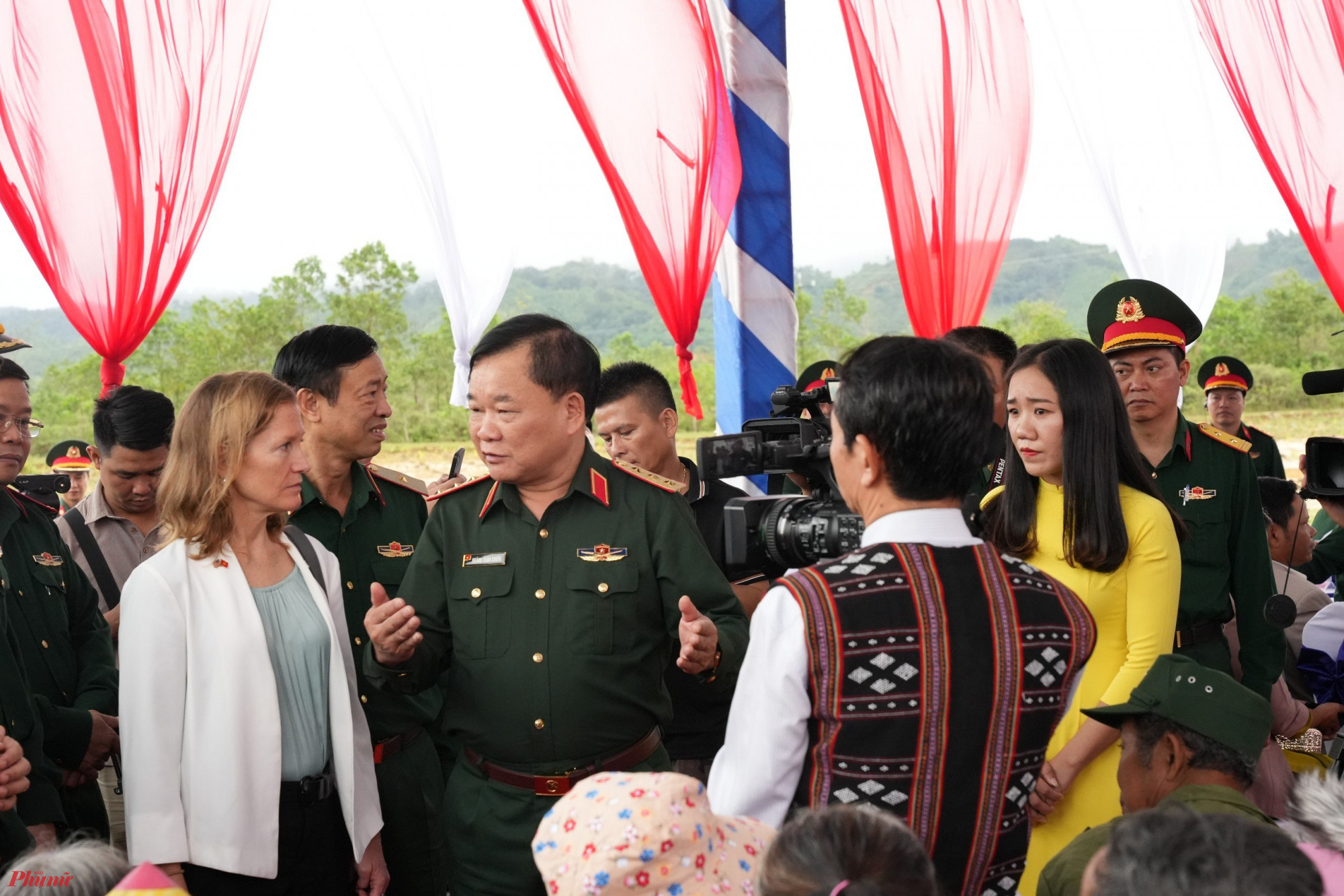 Thượng tướng Hoàng Xuân Chiến, Ủy viên Trung ương Đảng, Thứ trưởng Bộ Quốc phòng thăm hỏi động viên các gai đình chính sách ở Đông Sơn