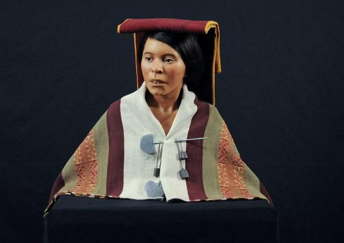 Nhà khảo cổ học Hoa Kỳ Johan Reinhard đứng cạnh khuôn mặt được tái tạo bằng công nghệ ba chiều của một cô gái đã bị hiến tế hơn 500 năm trước và thi thể đông lạnh được phát hiện vào năm 1995, tại Đại học Công giáo Santa Maria, ở Arequipa, Peru ngày 24/10