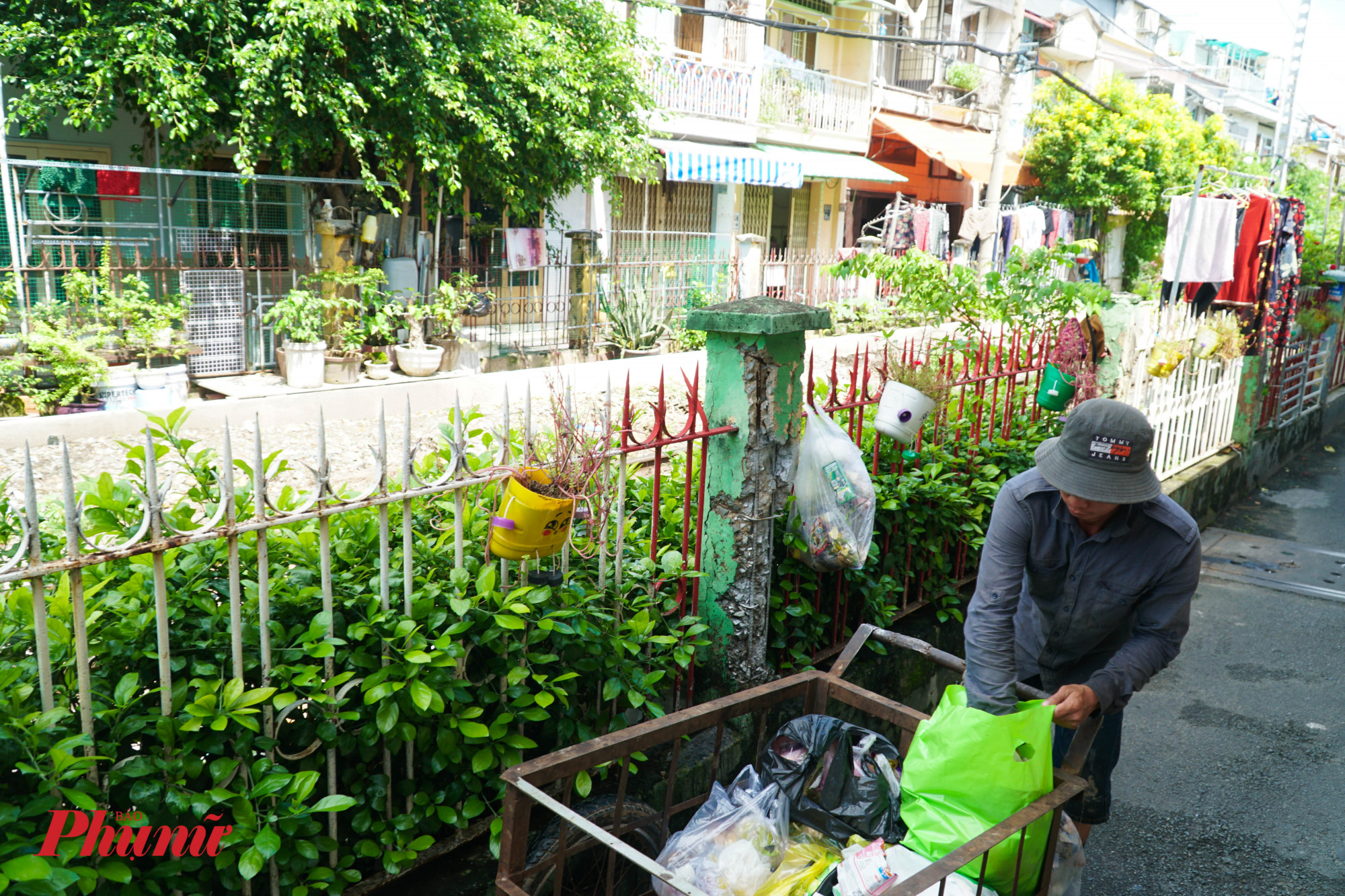 Dường như đã quen với việc này, những người thi gom rác lần lượt đến từ nhà để lấy rác