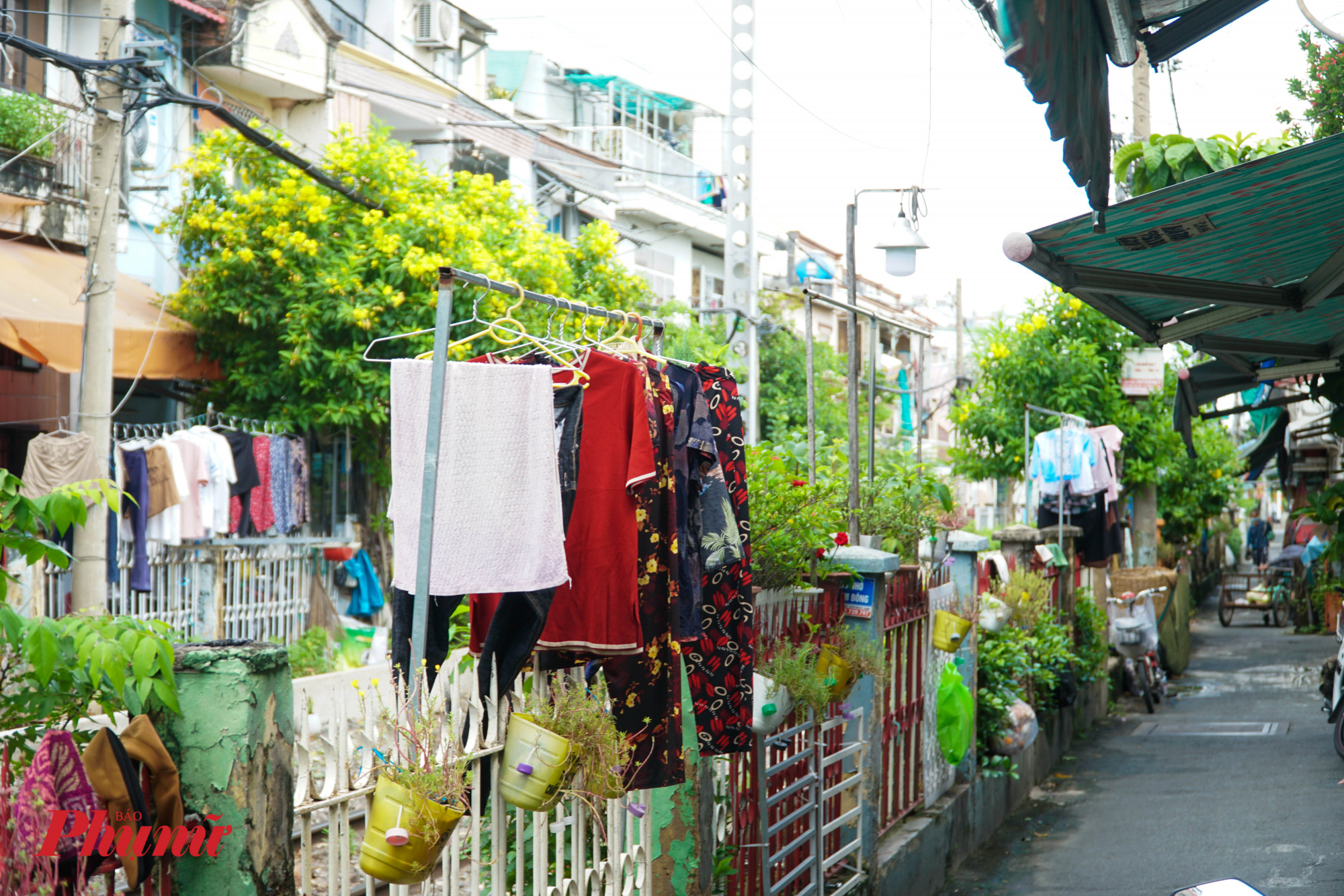 Hành lang bảo vệ tàu được người dân bức tử làm nơi phơi đồ