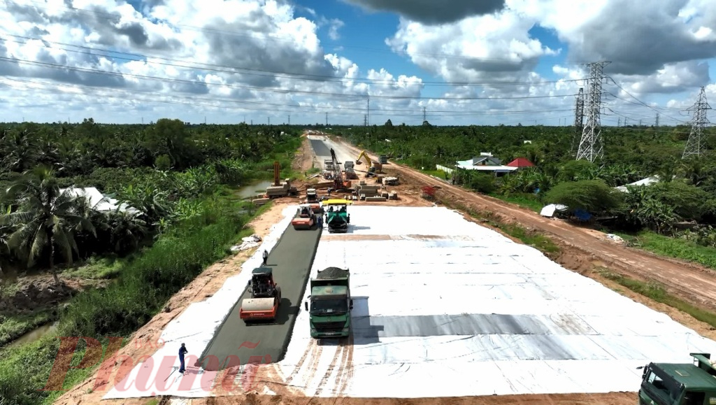 công trải thảm nhựa dự án cao tốc Mỹ Thuận - Cần Thơ