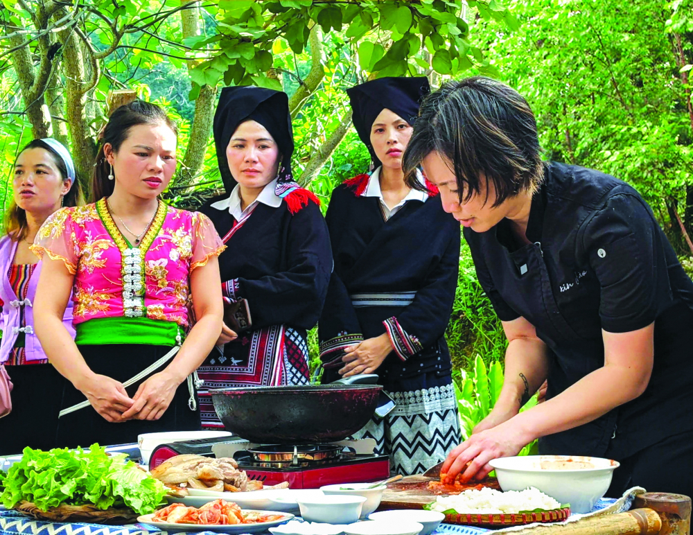 Phụ nữ Dao, Mường mục sở thị Vua đầu bếp nấu ăn