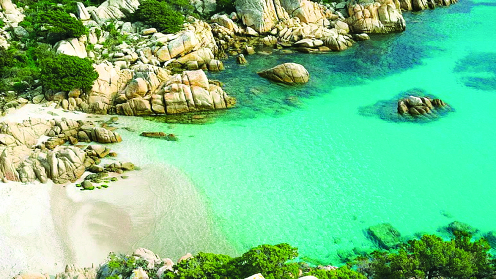 Hòn đảo Sardinia được biết đến với những bãi biển cát trắng hoang sơ. Chính quyền địa phương yêu cầu khách du lịch không đem cát và sỏi ở đó về làm kỷ niệm
