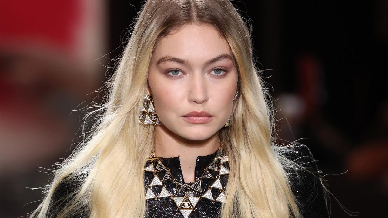 Siêu mẫu đình đám Gigi Hadid không thể đứng ngoài trào lưu mái tóc tẩy lười biếng này. Từ thảm đỏ, sàn diễn, ảnh chụp tạp chí cho đến những bức ảnh đời thường, chân dài đều mang đến hình ảnh cá tính, quyến rũ cùng mái tóc 2 màu độc đáo.