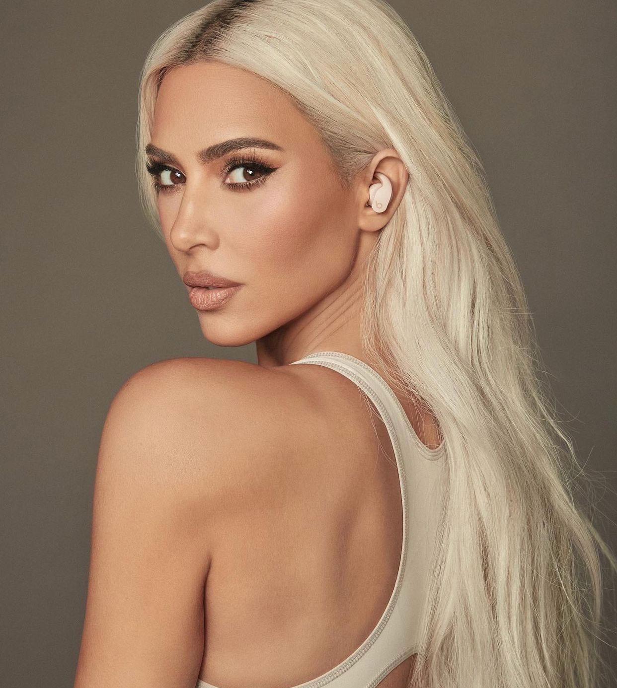 Kim Kardashian cũng liên tục xuất hiện tại các sự kiện nổi tiếng lẫn ảnh chụp đời thường với mái tóc tẩy trắng để lộ chân đen. Tuy nhiên, mái tóc này không hề khiến cô trở nên lôi thôi hay kém sắc mà ngược lại còn giúp người đẹp tôn lên vẻ sexy, nóng bỏng hơn.