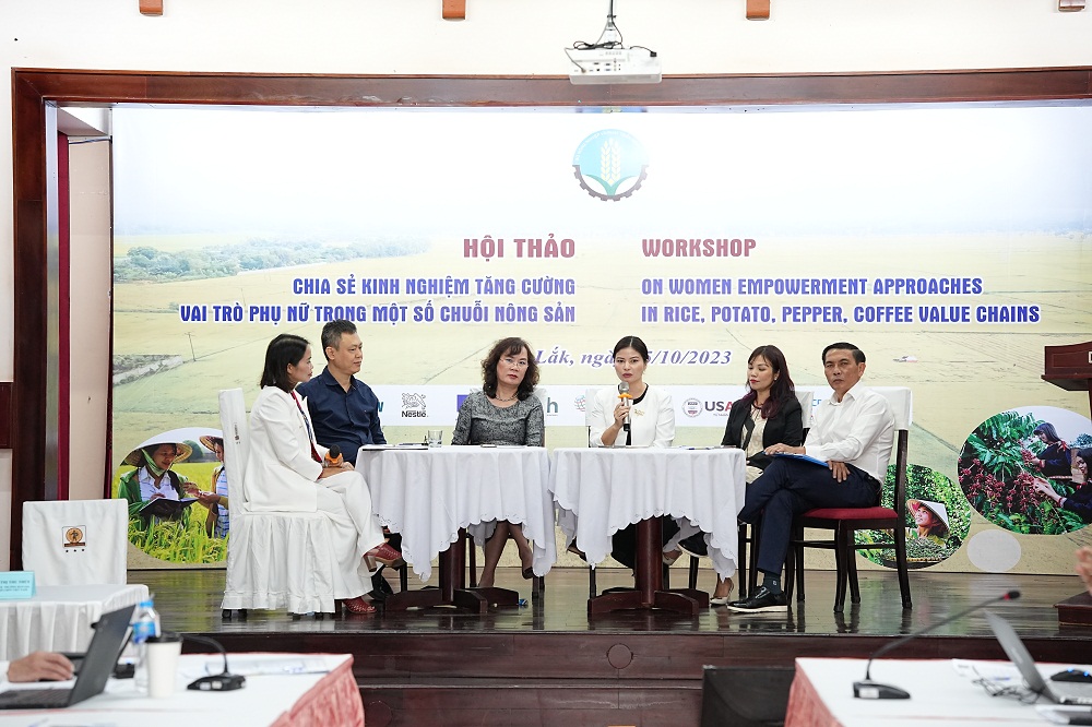 Bà Lê Thị Hoài Thương - Quản lý Đối ngoại cấp cao, Nestlé Việt Nam (thứ 4 từ trái qua phải) - chia sẻ cùng các diễn giả tại hội thảo ngày 25/10 - Ảnh: Nestlé Việt Nam