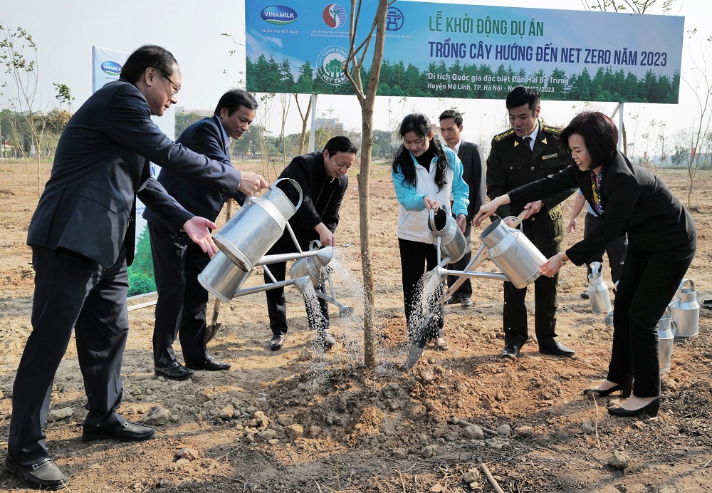 Vinamilk phối hợp với Báo Tài nguyên và Môi trường trồng cây hướng đến Net Zero giai đoạn 2023-2027. Dự án tiên phong trồng hơn 1.000 cây tại Mê Linh, Hà Nội - Ảnh: Vinamilk