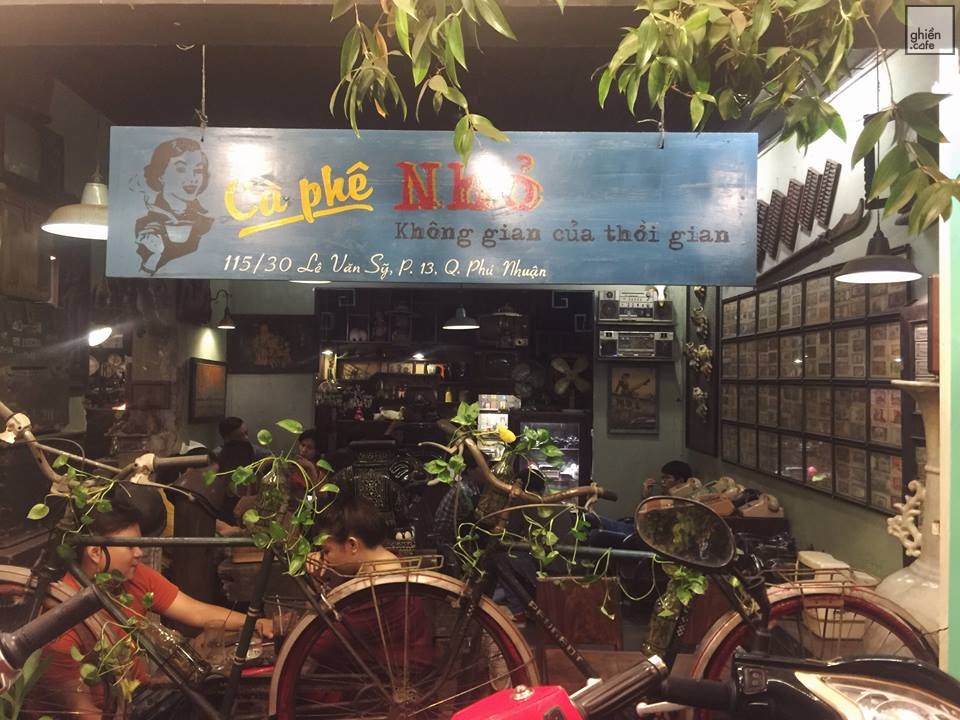 Nằm ở gần ga xe lửa trên con đường Lê Văn Sỹ, Cafe Nhỏ là một trong số những quán cafe cổ điển ở Sài Gòn nổi bật với không gian bé xinh như chính tên gọi của quán mang lại một cảm giác ấm cúng, thân thương. Căn nhà cấp bốn, nội thất đơn giản cùng những chiếc TV, máy móc, đồng hồ, xe máy tay côn, radio... cũ như được sống lại những năm tháng thời bao cấp. 