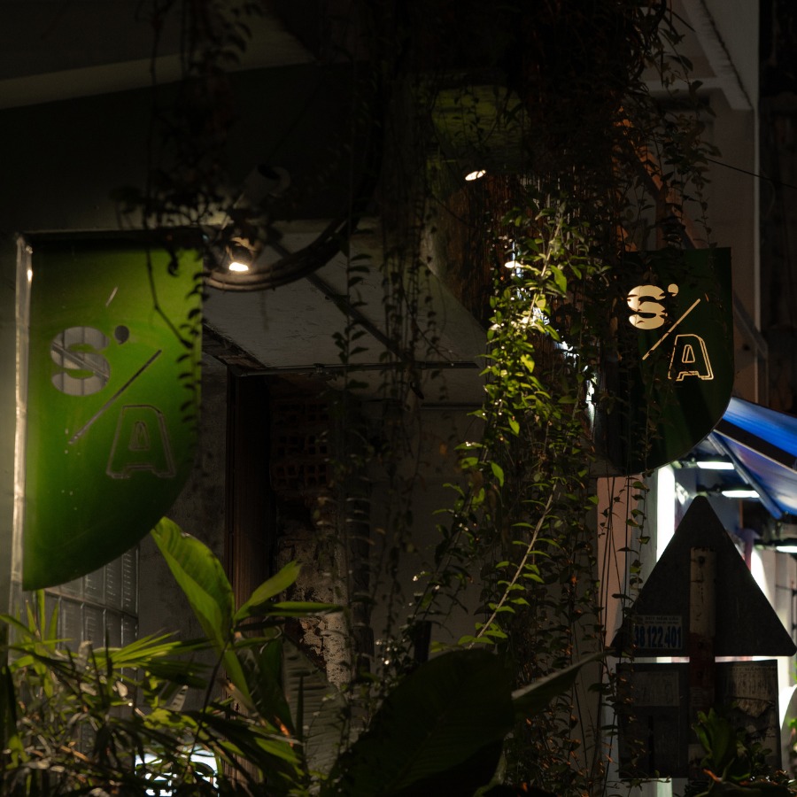 Nằm trên con phố Đa Kao ở quận 1, S’mores Saigon mang đến một phong cách rất riêng với không gian 3 tầng rộng rãi, thoáng mát thiết kế theo lối kiến trúc cổ điển, bên cạnh đó còn bố trí “giếng trời ở giữa giúp tối ưu ánh sáng tự nhiên từ bên ngoài.
