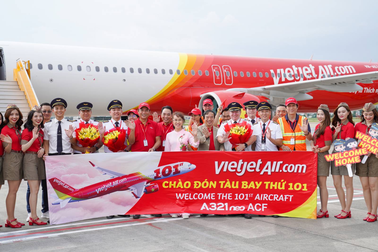 Nhân viên Vietjet chào đón tàu bay thứ 101 về với đội bay Vietjet