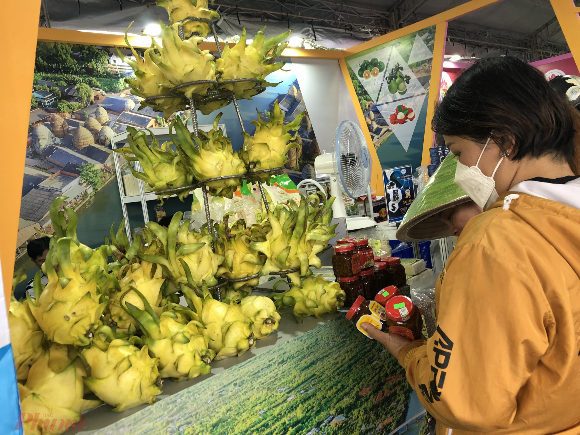Sản phẩm thanh long vàng hữu cơ tại các tỉnh Đồng bằng sông Cửu Long cũng thu hút khách vì có giá 70.000 đồng/kg. 