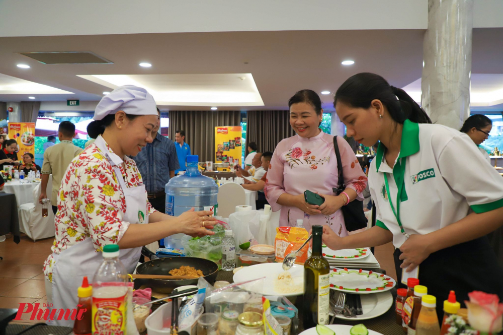 Bên cạnh chất lượng của món ăn, các đội thi còn dồn nhiều tâm huyết vào phần trang trí