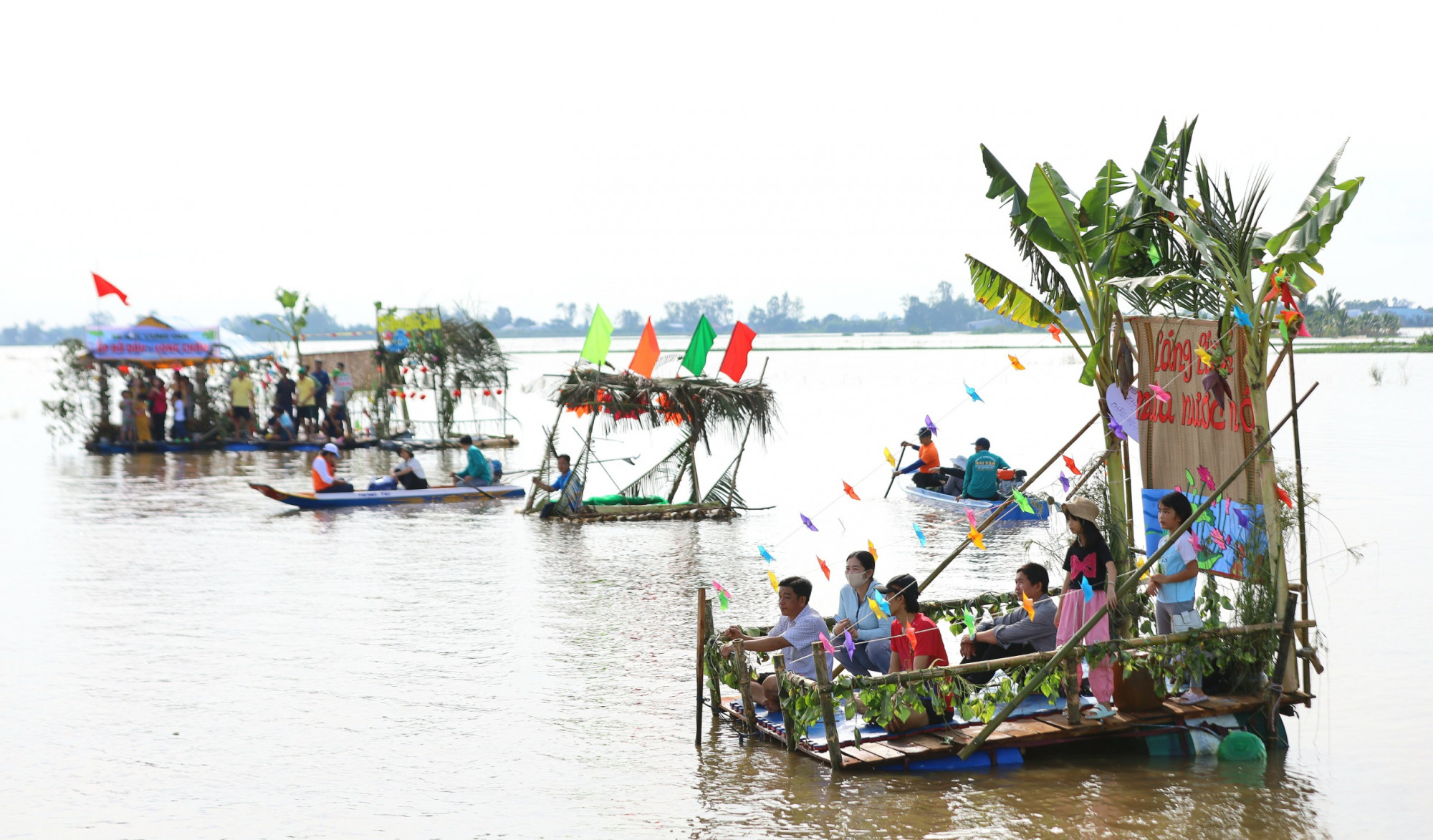 Hấp dẫn đua xuồng mùa nước nổi