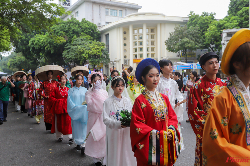 Đây cũng là là dịp chia sẻ tình yêu từ các cá nhân, nhóm nghiên cứu, sưu tầm, ứng dụng cổ phục tại thủ đô Hà Nội; góp phần đưa tà áo Việt Nam đến gần hơn với công chúng thông qua hoạt động quảng bá du lịch ở không gian phố đi bộ.