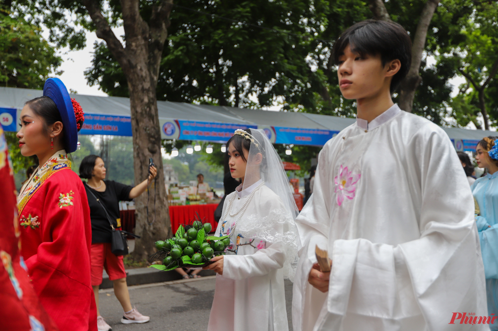 Xuất phát từ Quảng trường Tượng đài Lý Thái Tổ, đoàn Việt phục lộng lẫy diễu hành một vòng quanh Hồ Hoàn Kiếm.