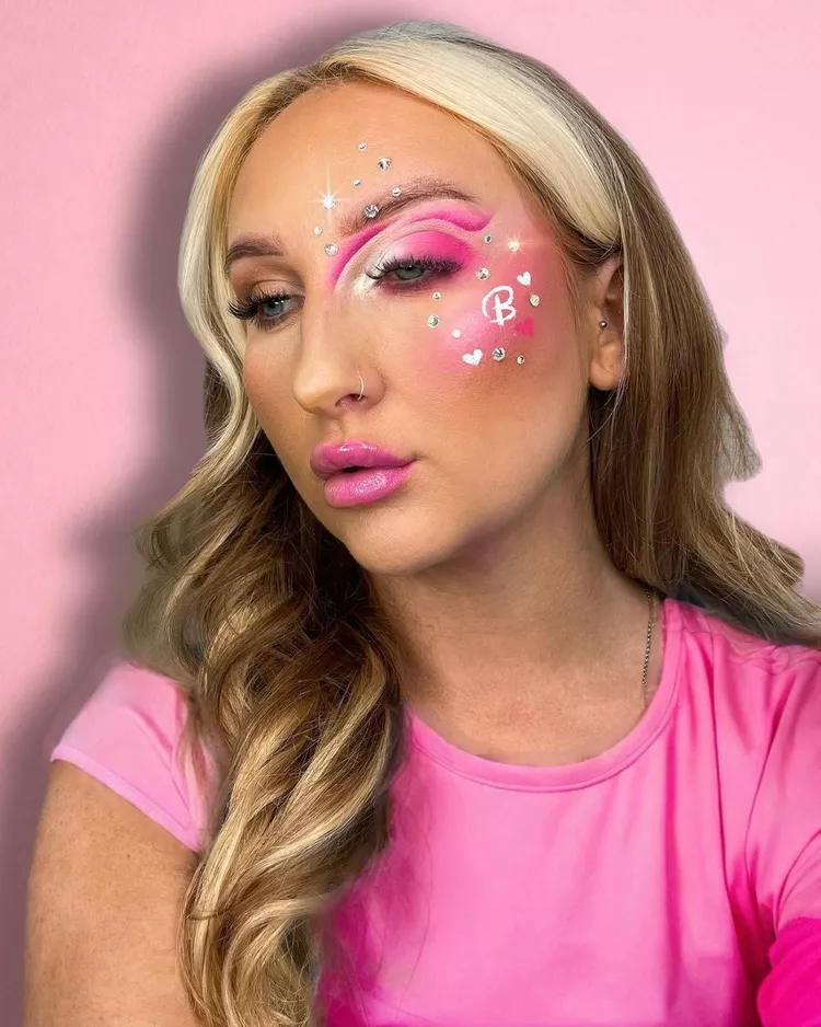 Trang điểm Barbiecore Trang điểm Halloween cho Barbie INSTAGRAM: @MUA_LAURENVICTORIA Có rất nhiều cách thú vị để kết hợp Barbiecore vào kiểu trang điểm của bạn trong dịp Halloween này. Thêm đồ trang sức trên mặt và vẽ lên biểu tượng Barbie 'B' dễ thương nhất để có một vòng quay độc đáo.