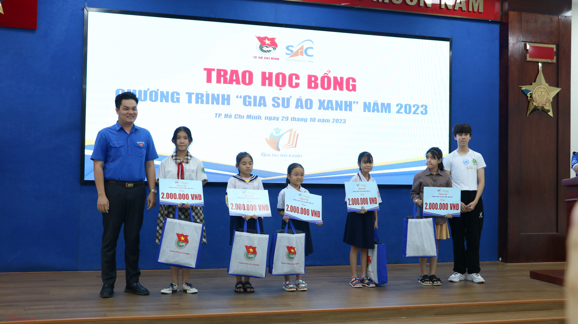 Ban tổ chức trao tặng học bổng cho những học sinh có hoàn cảnh khó khăn