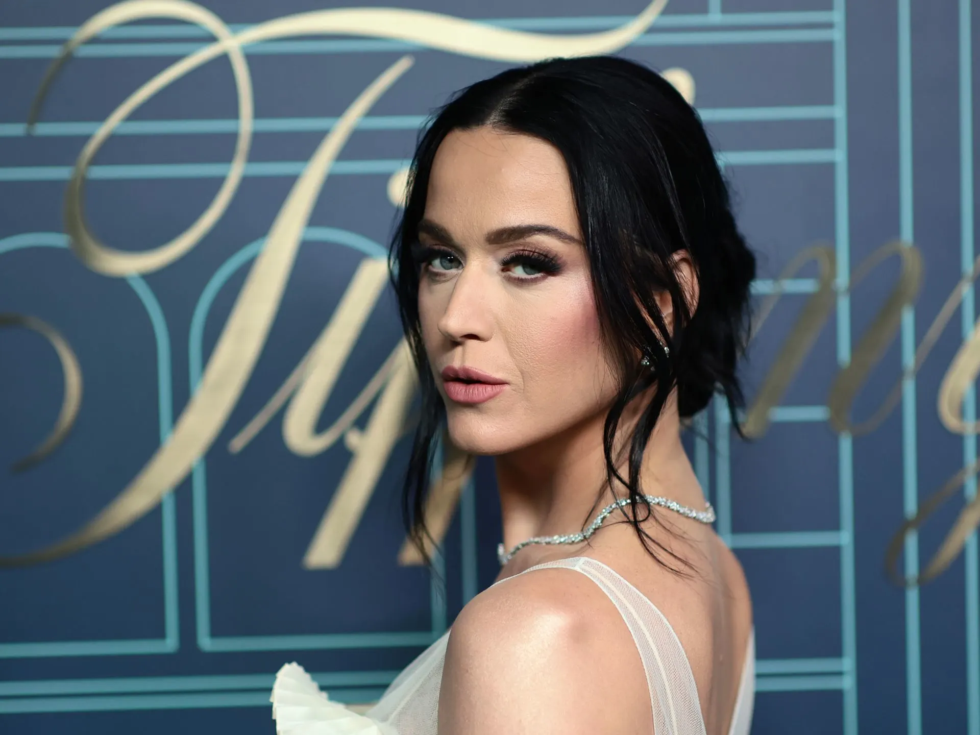 Sử dụng dầu tẩy trang: Vì tính chất công việc, Katy Perry luôn trang điểm đậm, nên việc tẩy trang luôn là bước dưỡng da cực kỳ quan trọng đối với cô. Do những vết sẹo mụn trứng cá để lại nên nữ ca sĩ hay chọn cách makeup thật dày để che đi. Người đẹp cho biết không bao giờ đi ngủ khi chưa làm sạch da hay còn lớp makeup. Sở hữu làn da hỗn hợp, Katy sợ sử dụng sản phẩm chứa dầu sẽ gây ra mụn. Tuy nhiên, dầu tẩy trang là sản phẩm thật sự có tác dụng tốt trong việc loại bỏ bụi bẩn và lớp trang điểm một cách nhẹ nhàng.