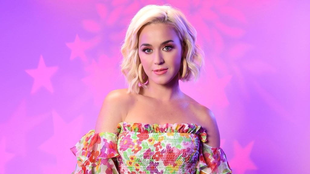 Dưỡng da từ bên trong: Katy Perry cho biết nếu biết cách nuôi dưỡng từ bên trong thì làn da sẽ đánh bay các vấn đề mụn. Từ đó, da cũng trở nên sáng khoẻ và mướt mịn hơn hẳn. Do đó, cô luôn ưu tiên cho sức khoẻ cơ thể để duy trì một làn da săn chắc và đầy sức đề kháng. Nữ ca sĩ luôn tuân theo chế độ ăn uống khoa học giúp cải thiện được tình trạng sức khoẻ và mang lại cho mình làn da tươi tắn, sáng mịn.