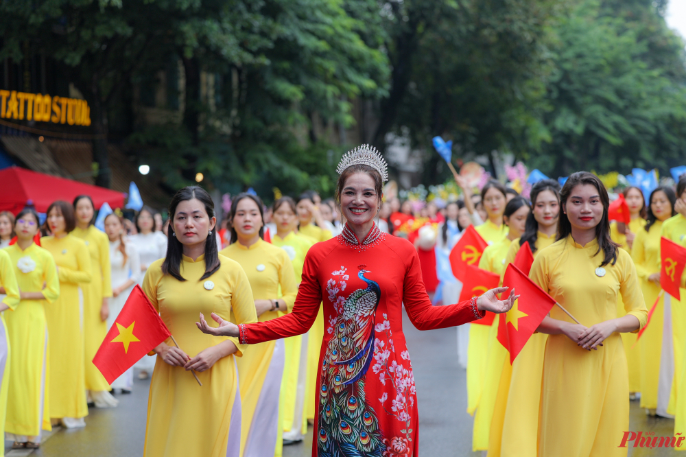 Sau phần trình diễn áo dài trên sân khấu, gần 1.000 đại biểu sẽ tham gia phần diễu hành áo dài theo các khối (đại biểu Trung ương, thành phố, khách quốc tế, nghệ sĩ; đại diện các gia đình Thủ đô, đại diện cho nữ sinh, hội viên, phụ nữ các quận, huyện, thị xã, đơn vị trực thuộc, nữ doanh nhân, người mẫu, thiếu nhi …)   