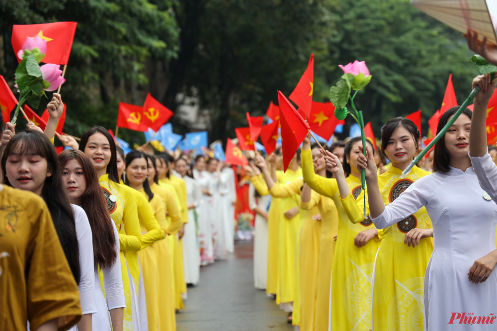 Điểm mới của chương trình năm nay là phần trình diễn trên sân khấu của 600 hội viên, phụ nữ, nữ sinh viên Thủ đô trong trang phục áo dài thể hiện tinh thần “Áo dài cộng đồng” đại diện cho phụ nữ đến từ các quận, huyện, thị xã, đơn vị trực thuộc trên địa bàn Thành phố. 