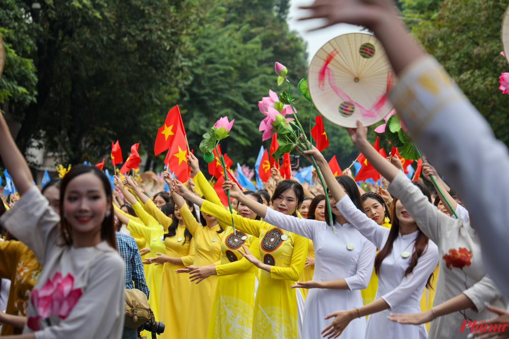 Áo dài là di sản quý giá, là trang phục tôn vinh văn hóa truyền thống và vẻ đẹp của phụ nữ Việt Nam. Trong bối cảnh hội nhập quốc tế và giao thoa văn hóa ngày càng mạnh mẽ, Áo dài là một phần không thể thiếu trong hành trình gìn giữ và phát huy giá trị văn hoá Việt Nam, là niềm tự hào của dân tộc Việt Nam.  