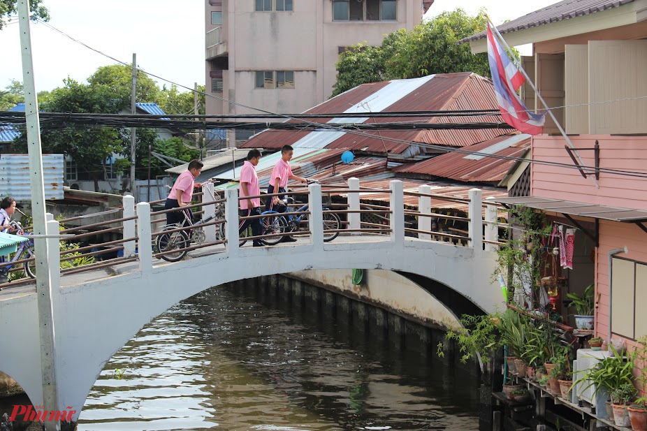 Tuân thủ nghi thức địa phương khi gặp người Thái Khi gặp người dân địa phương ở Thái Lan, lời chào tiêu chuẩn là wai - cúi đầu kính trọng với hai tay chắp lại trước ngực. Đừng bắt tay trừ khi người kia bắt tay trước. Nếu bạn được mời vào nhà người Thái, hãy cởi giày trước khi vào và tránh hướng lòng bàn chân về phía người khác