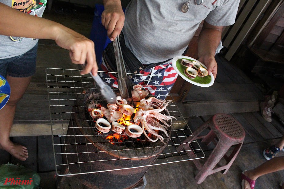  Giá cả có thể bị tăng cao đối với khách du lịch Nhìn chung, Thái Lan không gặp rắc rối, nhưng khách du lịch thường bị tính giá quá cao cho các chuyến xe tuk-tuk và taxi không tính tiền - hãy hỏi người dân địa phương xem hành trình đó sẽ tốn bao nhiêu tiền và sử dụng số tiền đó làm thước đo cho giá vé hợp lý.   Các địa điểm du lịch lớn là nơi rình rập phổ biến của các tài xế taxi và những người chào hàng, những người sẽ cố gắng hướng bạn tới các cửa hàng lưu niệm đáng ngờ, văn phòng du lịch giả và những nơi lưu trú hạng hai, nơi bạn chắc chắn sẽ phải trả nhiều tiền hơn để trang trải tiền hoa hồng của họ. Đặt dịch vụ vận chuyển trực tiếp với các nhà khai thác để tránh những giao dịch gian lận từ các đại lý du lịch vô đạo đức. 