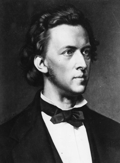 Frédéric Chopin (1810-1849), sinh ra ở Ba Lan, là một nghệ sĩ piano xuất sắc và nhà soạn nhạc lừng danh, nổi tiếng với những tác phẩm piano giàu cảm xúc và biểu cảm. Mặc dù được đặc biệt yêu thích ở quê nhà, âm nhạc của Chopin vẫn được tôn vinh trên toàn thế giới vì vẻ đẹp trữ tình và sự đổi mới nghệ thuật trong thời kỳ Lãng mạn. Âm nhạc của ông đặc trưng bởi những giai điệu sâu sắc và lối hoa mỹ cầu kỳ, tinh tế. Các tác phẩm của ông tiếp tục có tác động sâu sắc đến vô số nghệ sĩ piano và nhà soạn nhạc sau này.