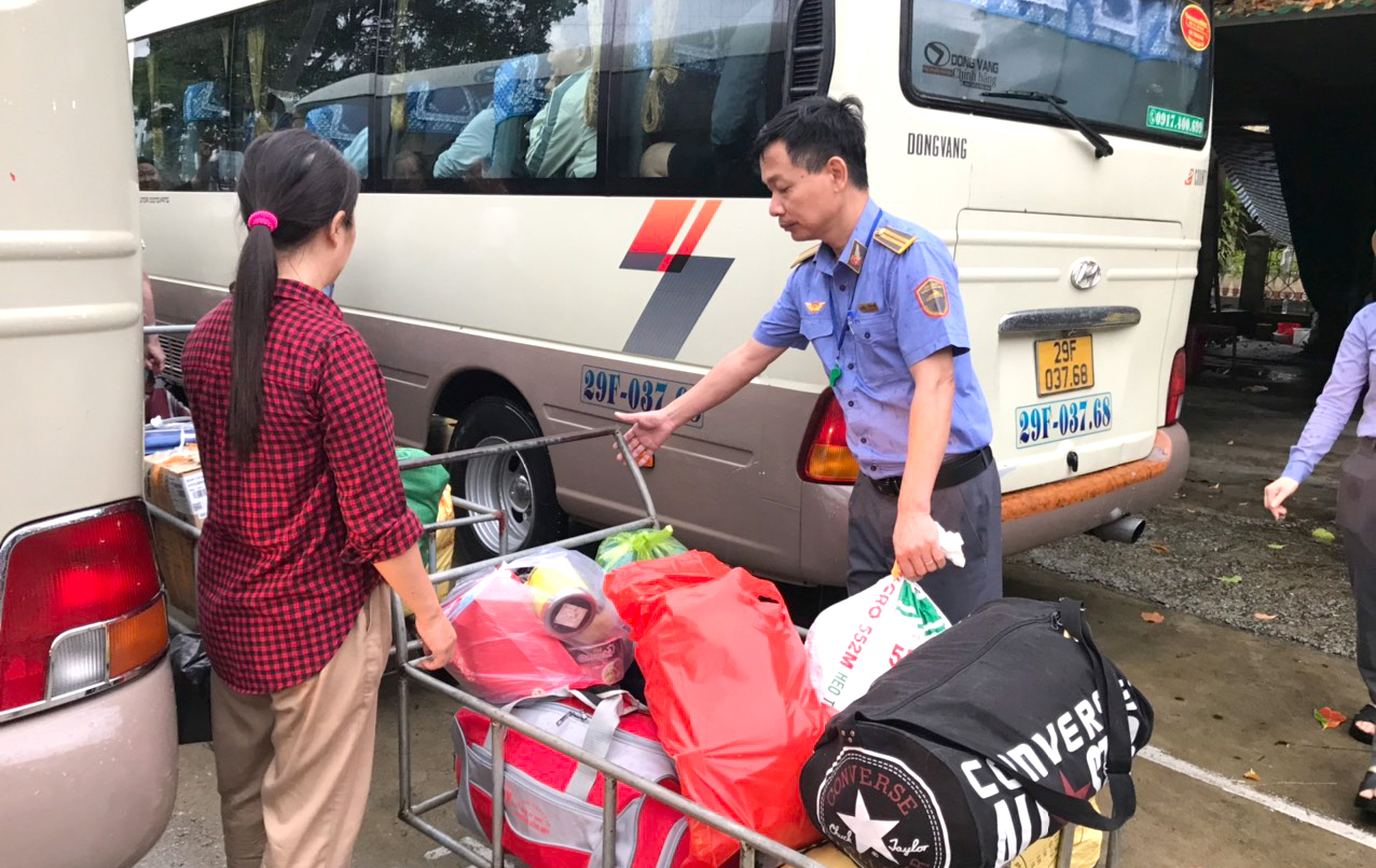 Hàng trăm hành khách trên 2 tàu SE được trung chuyển bằng xe ô tô qua đoạn đường bị sạt lở - Ảnh: Đường sắt Việt Nam