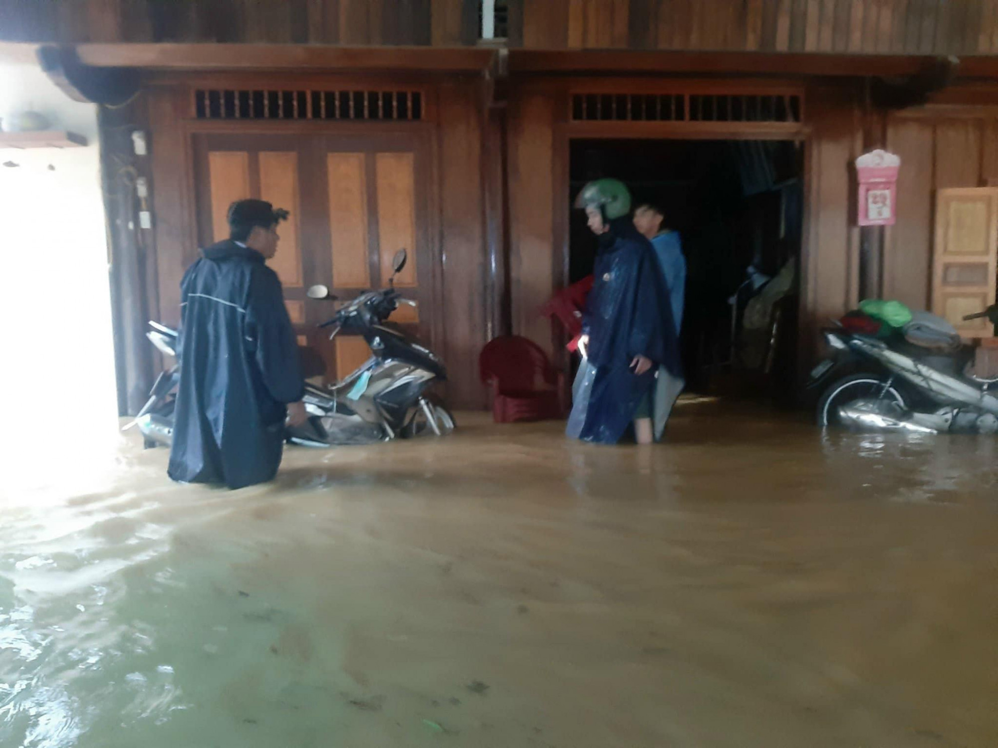 Mưa lớn kéo dài khiến nhiều nhà dân ở huyện Hương Khê bị ngập - Ảnh: Hoàng Hải