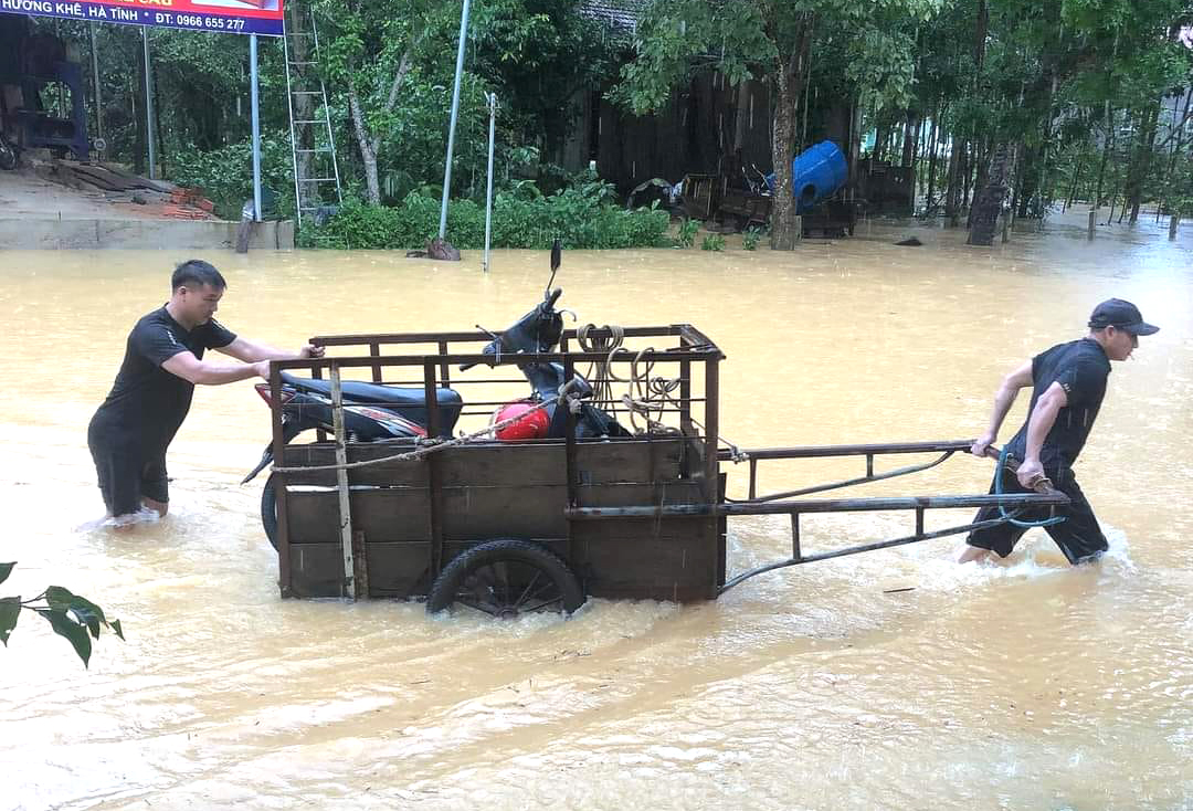 Nhiều tuyến đường ở huyện Hương Khê bị ngập sâu - Ảnh: Hoàng Hải