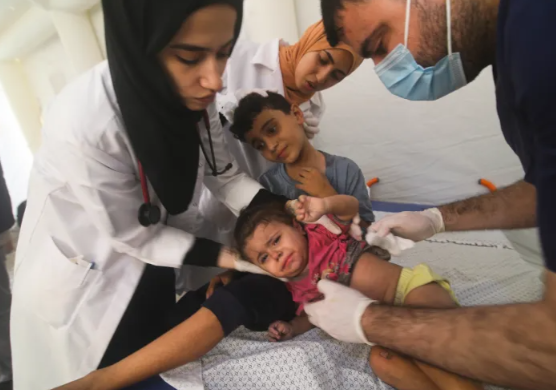 Trẻ em Palestine bị thương trong vụ Israel ném bom Dải Gaza được điều trị tại bệnh viện ở Rafah vào thứ Hai, ngày 23 tháng 10 năm 2023