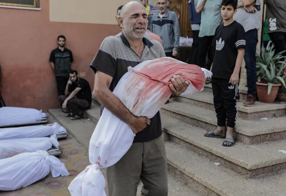 Người thân của những người Palestine thiệt mạng để tang bên cạnh thi thể của họ tại Bệnh viện Nasser ở Khan Younis, phía nam Dải Gaza, vào ngày 27 tháng 10 năm 2023 [Haitham Imad/EPA]