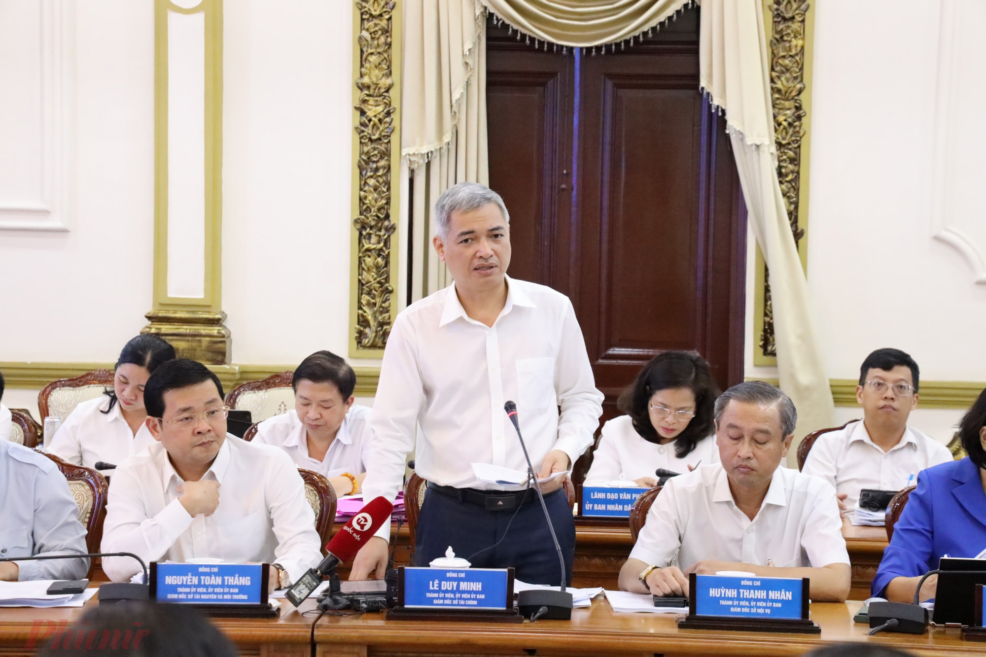 Ông Lê Duy Minh - Giám đốc Sở Tài chính TPHCM - phát biểu tại phiên họp - Ảnh: Hương Thảo