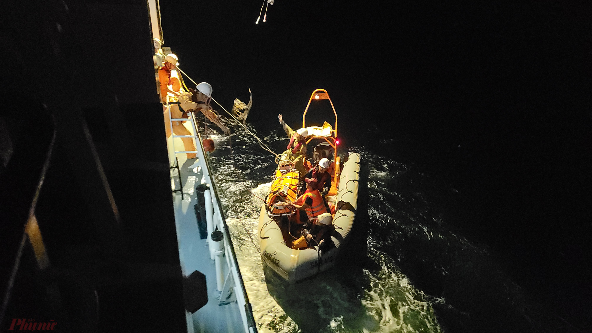 Tàu SAR 412 tiếp cận cứu nạn thuyền viên trên tàu cá