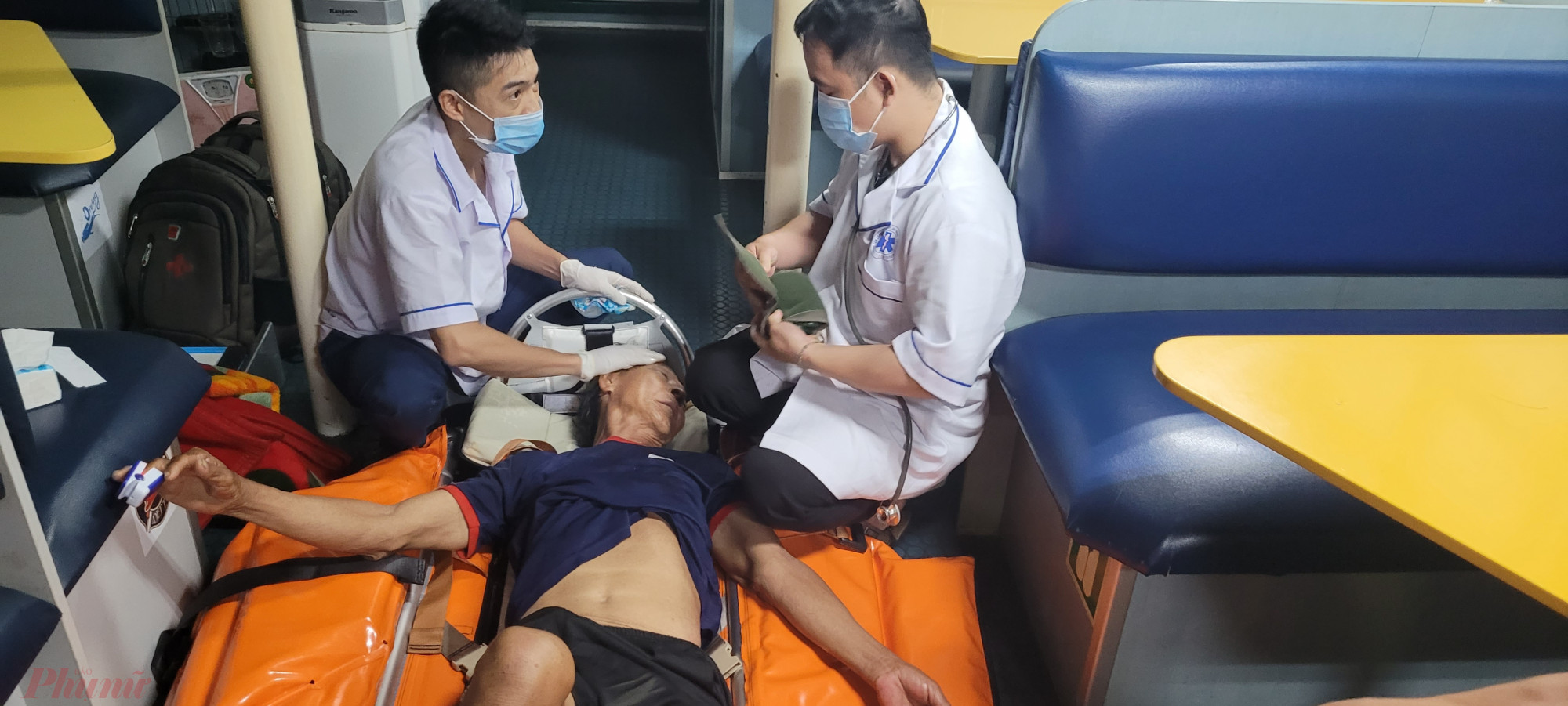 Nhân viên y tế sơ cứu nạn nhân