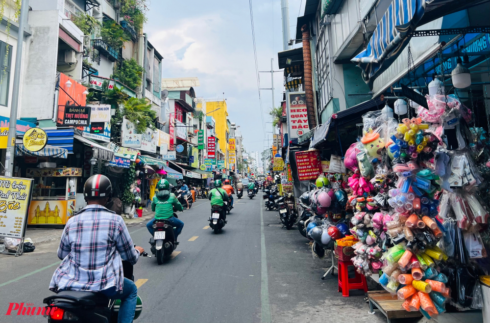 Đường ẩm thực nhưng có nhiều điểm kinh doanh các mặt hàng đồ chơi, thời trang, sửa chữa