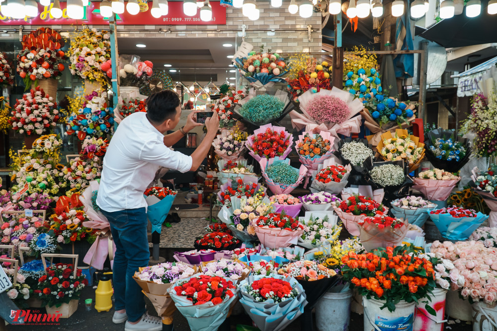 Chợ hoa Hồ Thị Kỷ tọa lạc ở hẻm 52 Hồ Thị Kỷ, phường 1, quận 10 cạnh chung cư Lê Hồng Phong. Chợ hoa tươi này có tuổi đời hơn 30 năm được thành lập từ năm 1987 được xem là nơi phân phối và buôn bán hoa tươi lớn nhất ở Sài Gòn - TPHCM.