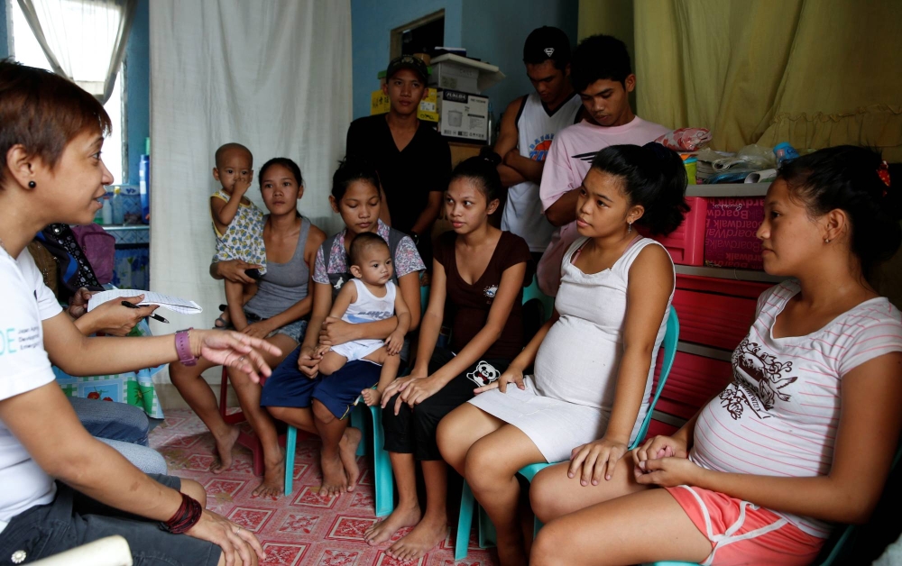 [A2] Một buổi tư vấn sức khỏe sinh sản dành cho những bà mẹ tuổi vị thành niên ở thành phố Navotas, Metro Manila, Philippines. (Ảnh: REUTERS)
