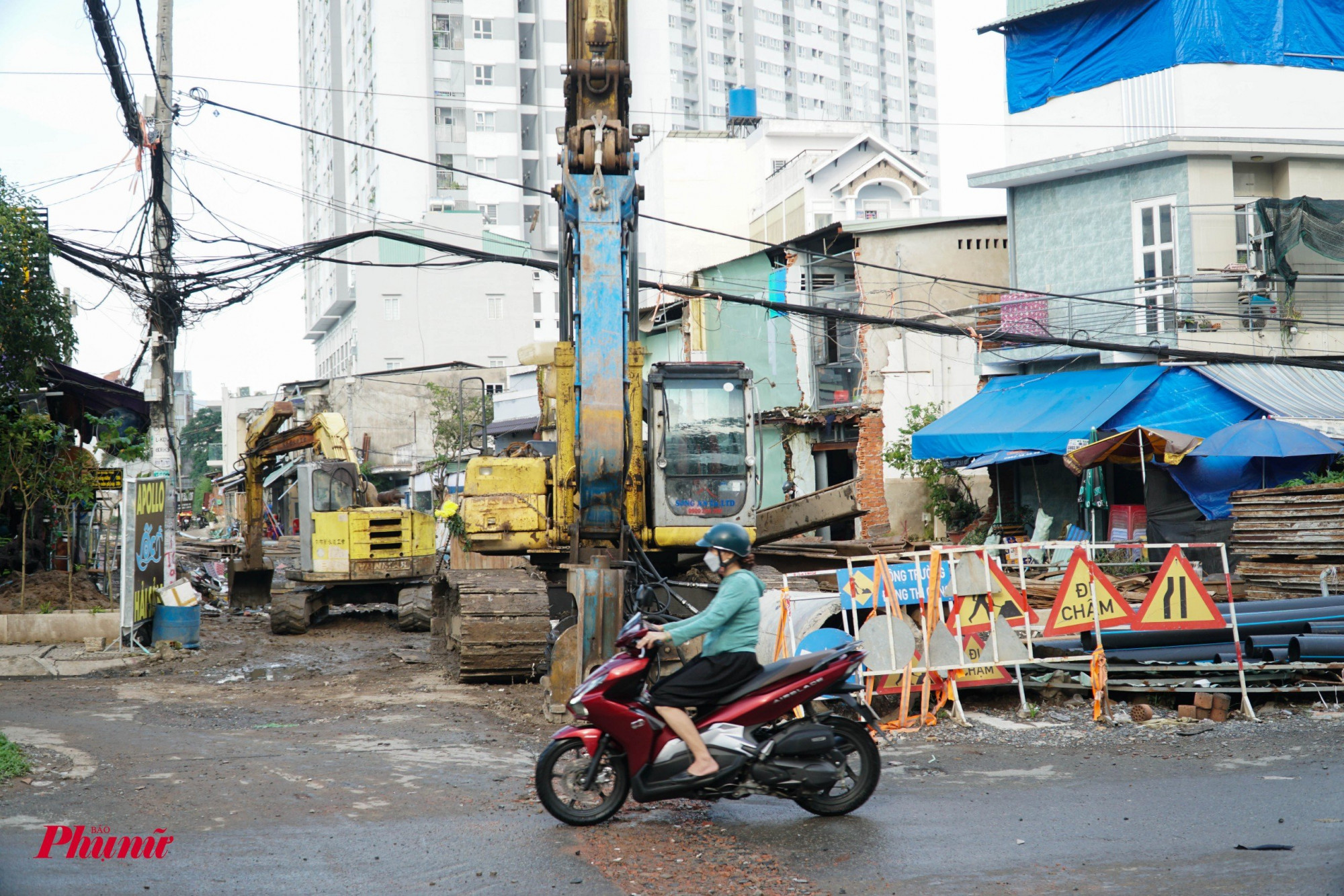 Dự án cải tạo rạch Bà Tiếng được Sở Xây dựng TP HCM phê duyệt chủ trương đầu tư từ tháng 10/2019. Trước đó, khối lượng bồi thường giải phóng mặt bằng và tái định cư đã được UBND thành phố chủ trương tách riêng thành dự án và giao cho Ban Bồi thường giải phóng mặt bằng quận Bình Tân làm chủ đầu tư, với kinh phí hơn 482 tỉ đồng.