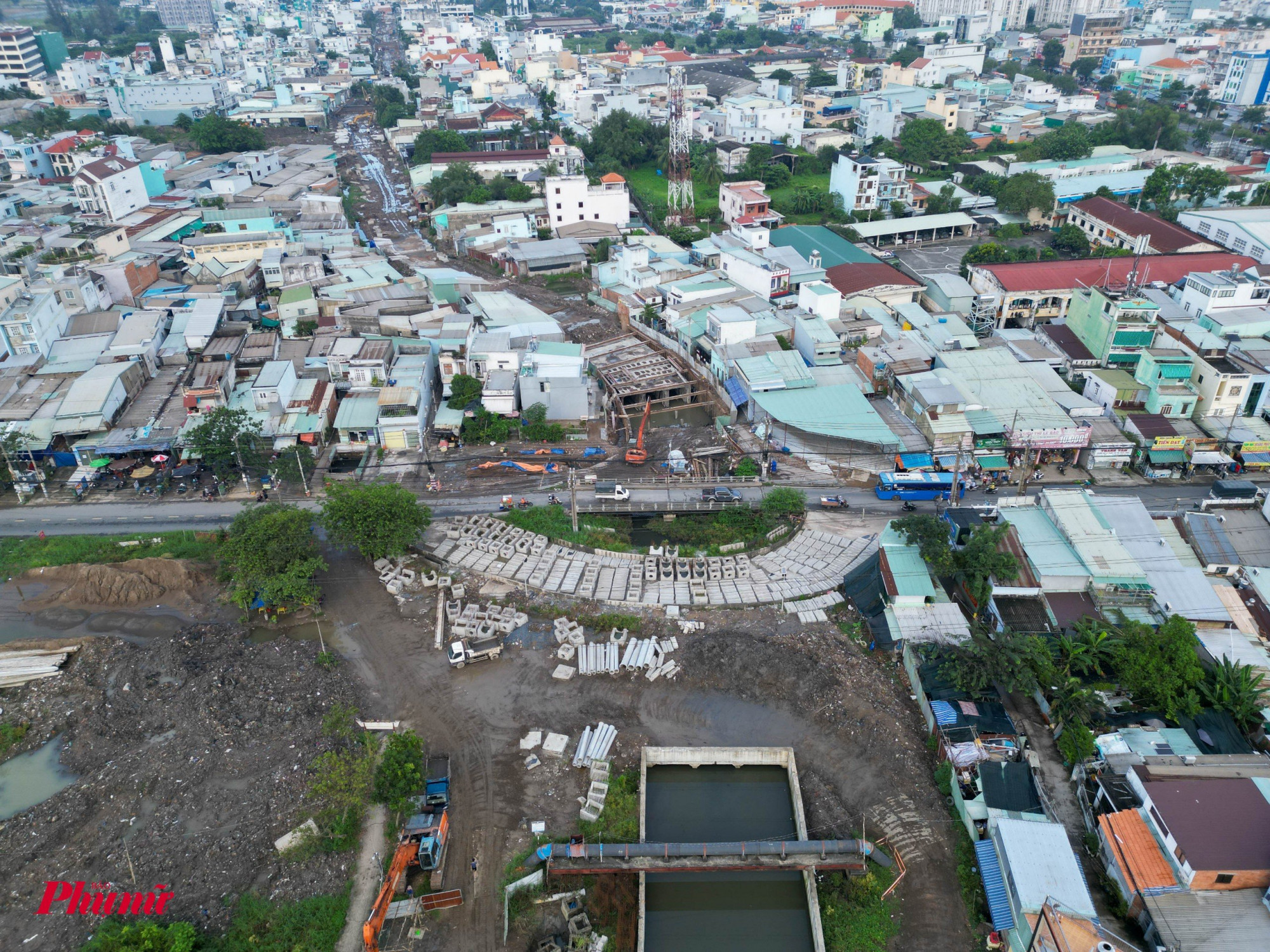 Dự án cải tạo rạch Bà Tiếng được khởi công từ tháng 10/2021, công trình đi qua 3 phường An Lạc, An Lạc A và Bình Trị Đông B (quận Bình Tân). Đây là 1 trong 25 công trình trọng điểm cải tạo môi trường tại TPHCM. Dự án do Ban Quản lý dự án đầu tư xây dựng khu vực quận Bình Tân làm chủ đầu tư, với tổng mức đầu tư hơn 880 tỉ đồng, từ nguồn ngân sách TPHCM.