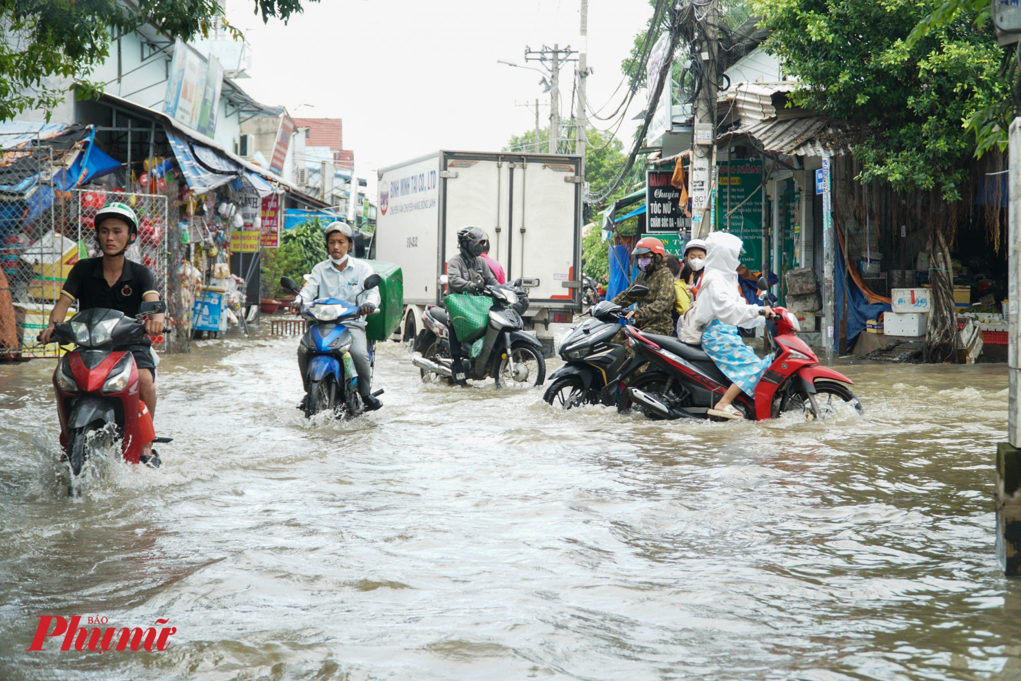 Nhiều tuyến đường gần khu vực công trình bị ngập nặng khi trời mưa.