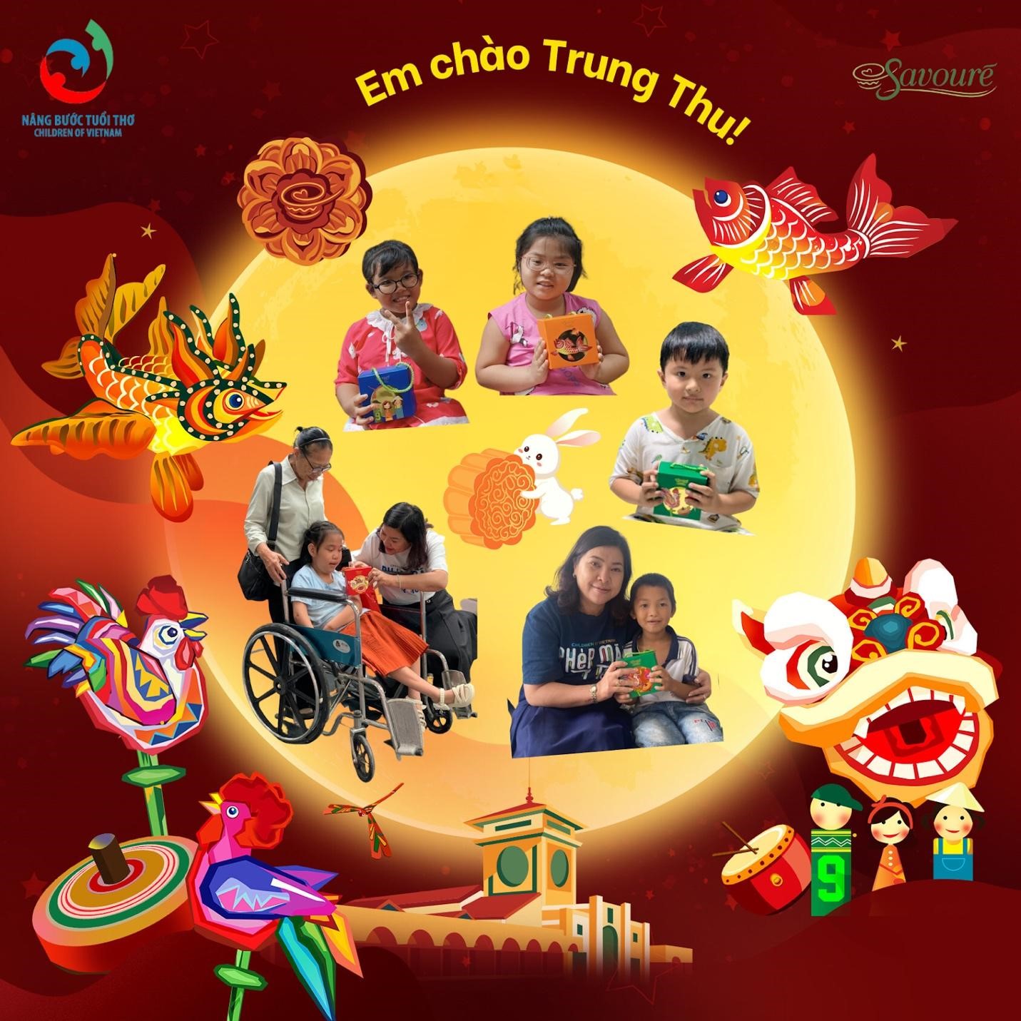 Các em nhỏ nhận bánh Trung thu từ Quỹ Nâng bước tuổi thơ và Savouré Bakery - Ảnh: N.A.