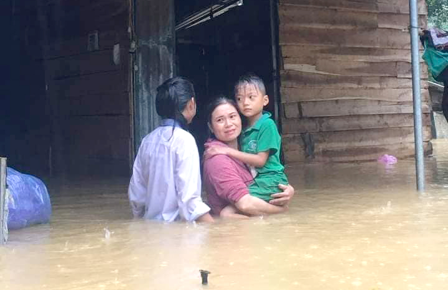 Mưa lớn kéo dài trong những ngày qua khiến nhiều nơi ở huyện miền núi Hương Khê bị ngập sâu - Ảnh: Đức Long