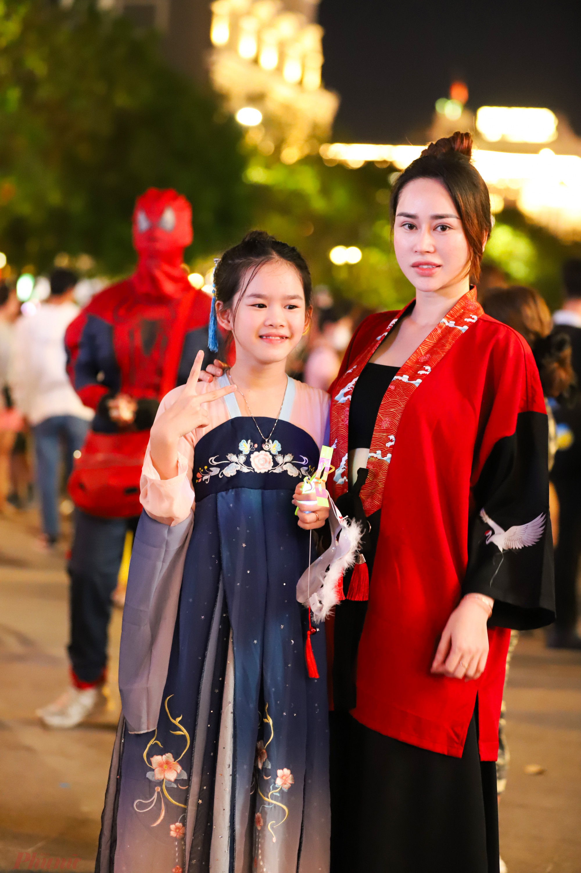 Ngoài những hình ảnh kỳ dị, nhiều người chọn các trang phục nhẹ nhàng để vui chơi Haloween. ''Thay vì mua các trang phục ma quái, mẹ con tôi chọn những bộ đồ nhẹ nhàng hơn, có thể chụp hình kỷ niệm rồi cất giữ mặc vào những dịp khác như Tết, Trung thu...'', chị Bảo Trang, quận 10 chia sẻ.